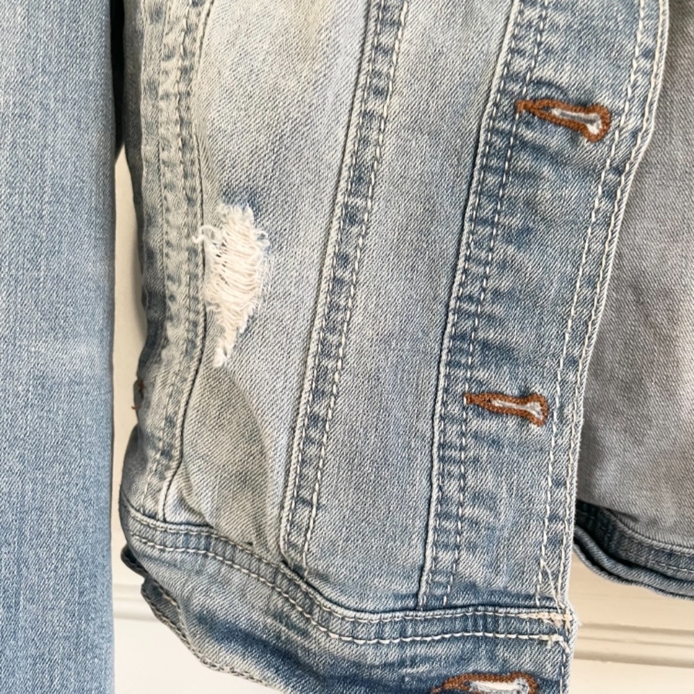 Distressed blue jean denim jacket - Picture 4 of 7
